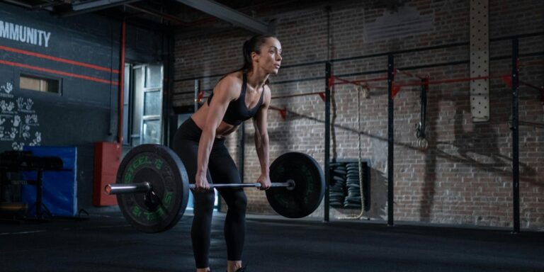 L'image présente une femme qui fait de la musculation. Cette image représente le sujet de la force musculaire qui est abordé dans mon article.