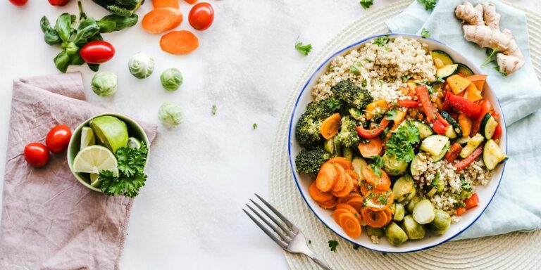 L'image présente un repas complet, comprenant des légumes, des protéines, des à côtés.