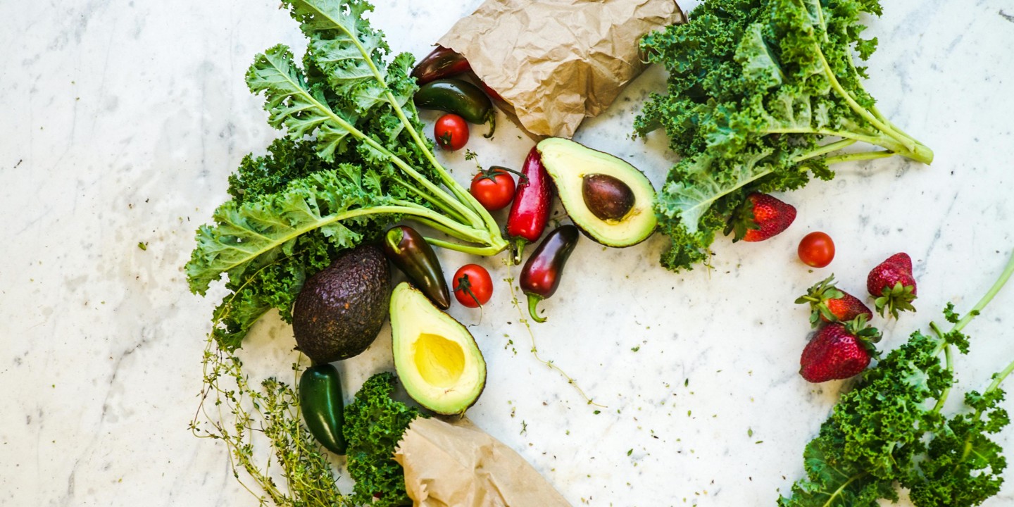 L'image présente plusieurs légumes vert et autre qui représente l'alimentation.