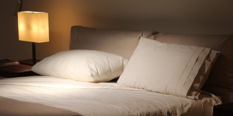 L'image présente un une chambre avec un plan rapproché sur le lit.
